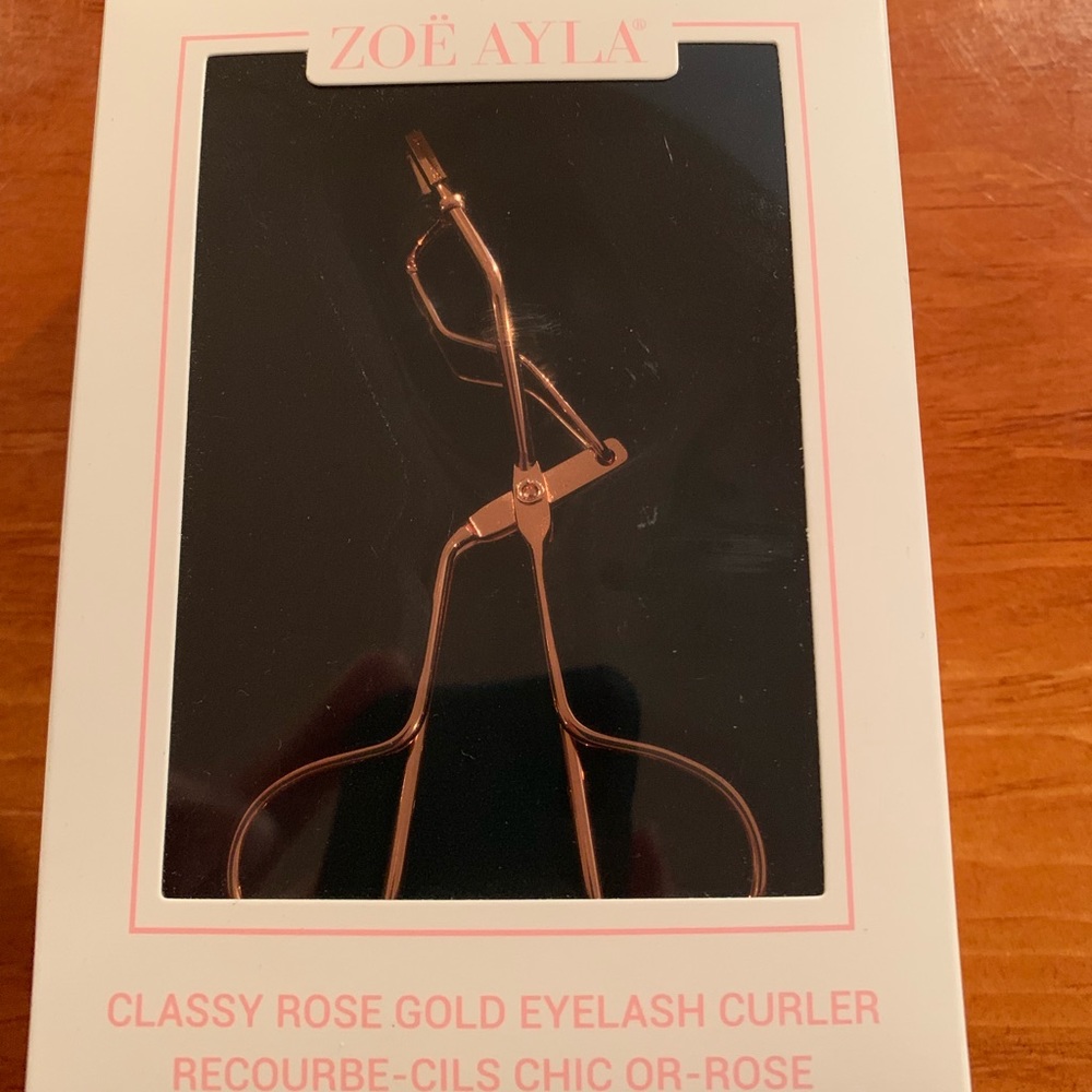 Zoe Ayala eyelash curler